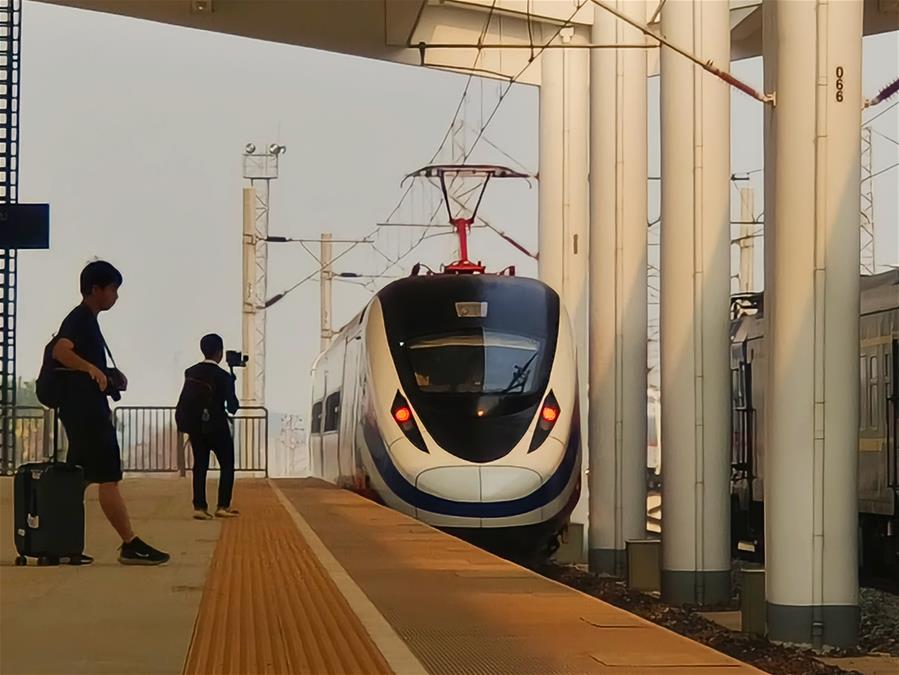 （新華全媒頭條·圖文互動(dòng)）（7）一路飛架跨山河——寫(xiě)在中老鐵路國際旅客列車(chē)開(kāi)行首日