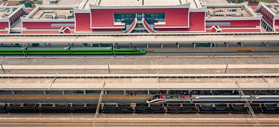 （新華全媒頭條·圖文互動(dòng)）（1）一路飛架跨山河——寫(xiě)在中老鐵路國際旅客列車(chē)開(kāi)行首日