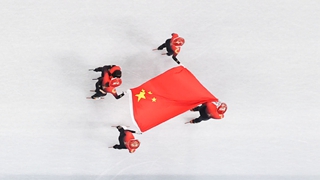 在體育館的最高處，我似乎看見(jiàn)“雪從天降，落地成金”