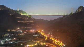 矮寨大橋通車(chē)10周年：天塹變通途，“家庭”連上了“幸福”