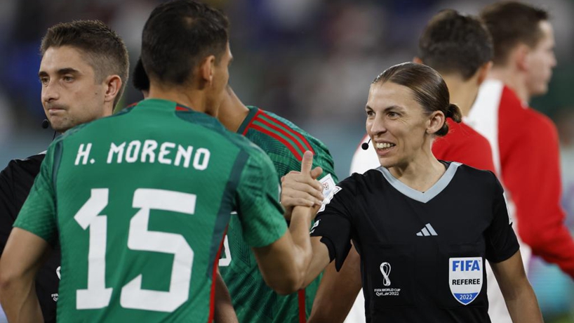 世界杯賽場(chǎng)上的女裁判，因為出色，所以上場(chǎng)！