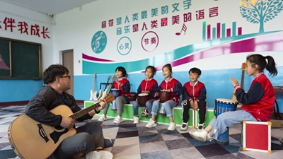 在東北鄉村，他們上演現實(shí)版“放牛班的春天”