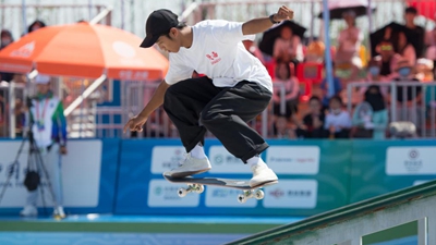 他拿冠軍獎金，蓋了一座頂配專(zhuān)業(yè)滑板場(chǎng)