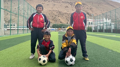 什么原因，讓這個(gè)孩子只穿一只球鞋踢球？