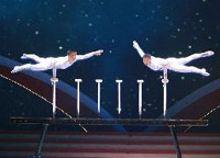 演員汪靜、高鴻陽(yáng)在晚會(huì )上表演雜技《頂——太極》