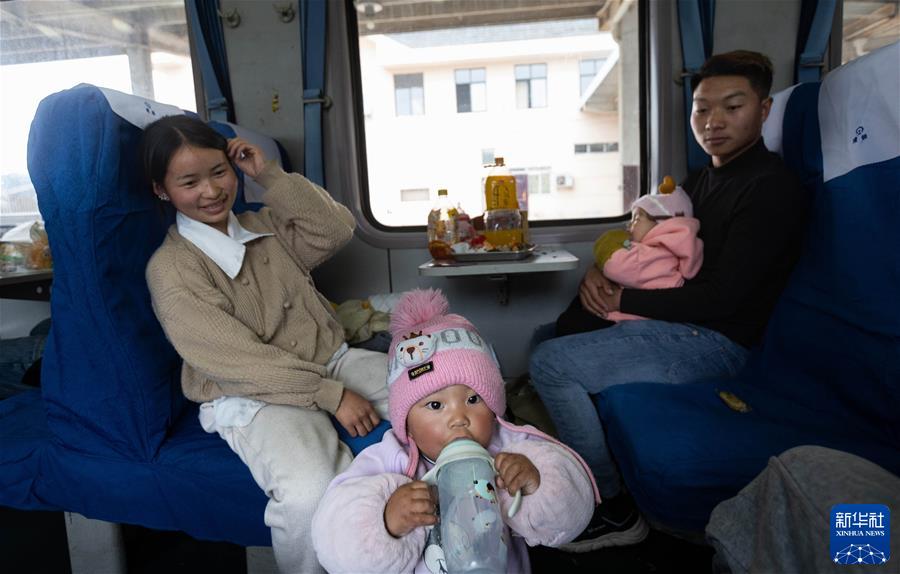 （鏡觀(guān)中國·新華社國內新聞?wù)掌恢芫x）（12）K4618次臨客上的38個(gè)小時(shí)