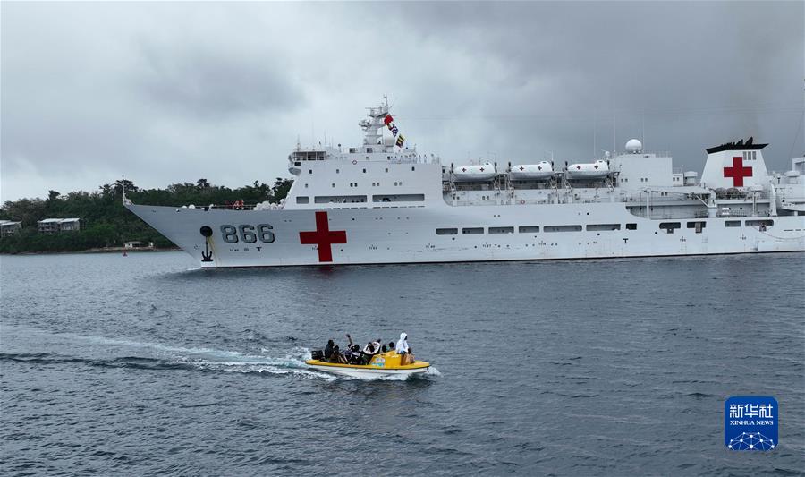 （國際·一周看天下）中國海軍“和平方舟”號醫院船結束訪(fǎng)問(wèn)瓦努阿圖前往所羅門(mén)群島