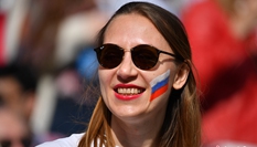 世界杯揭幕戰打響 現場(chǎng)球迷搶眼