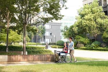 新華全媒＋丨不離不棄，金婚長(cháng)跑因愛(ài)延續