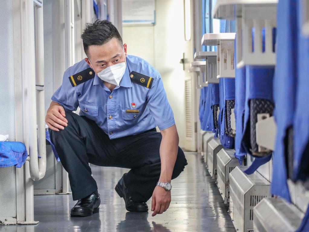 新華全媒+｜暑運中的守車(chē)人