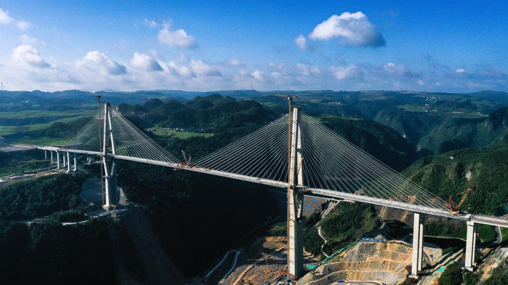 新華全媒+|貴州龍里河大橋順利合龍