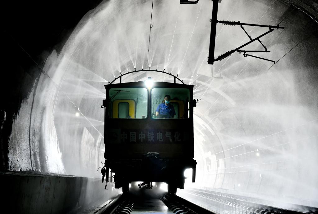 濟萊高鐵上駛來(lái)了隧道清洗車(chē)