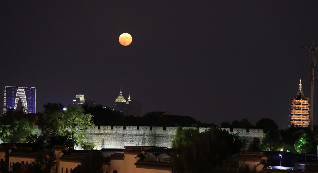 新華全媒+丨詩(shī)意中國——平分秋色一輪滿(mǎn)，長(cháng)伴云衢千里明