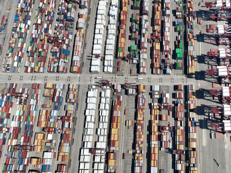 新華全媒+丨山東青島港:小長(cháng)假迎來(lái)進(jìn)出口裝卸高峰