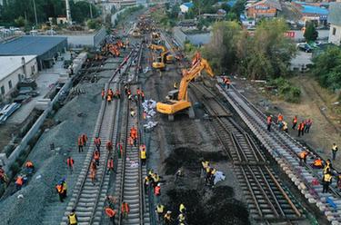 新華全媒＋丨遼寧朝陽(yáng)南站啟動(dòng)站改封鎖施工 提升貨運能力