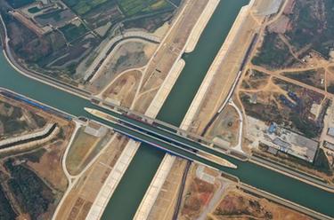 新華全媒+丨河上有河！無(wú)人機帶你鳥(niǎo)瞰世界單跨最大“水上立交”