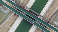 新華全媒+丨河上有河！無(wú)人機帶你鳥(niǎo)瞰世界單跨最大“水上立交”