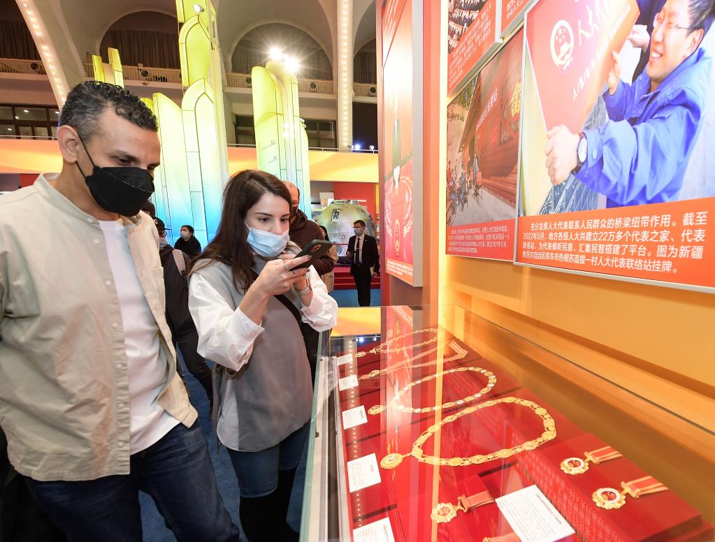 “中國取得的非凡成就令人欽佩！”——記外國嘉賓參觀(guān)“奮進(jìn)新時(shí)代”主題成就展