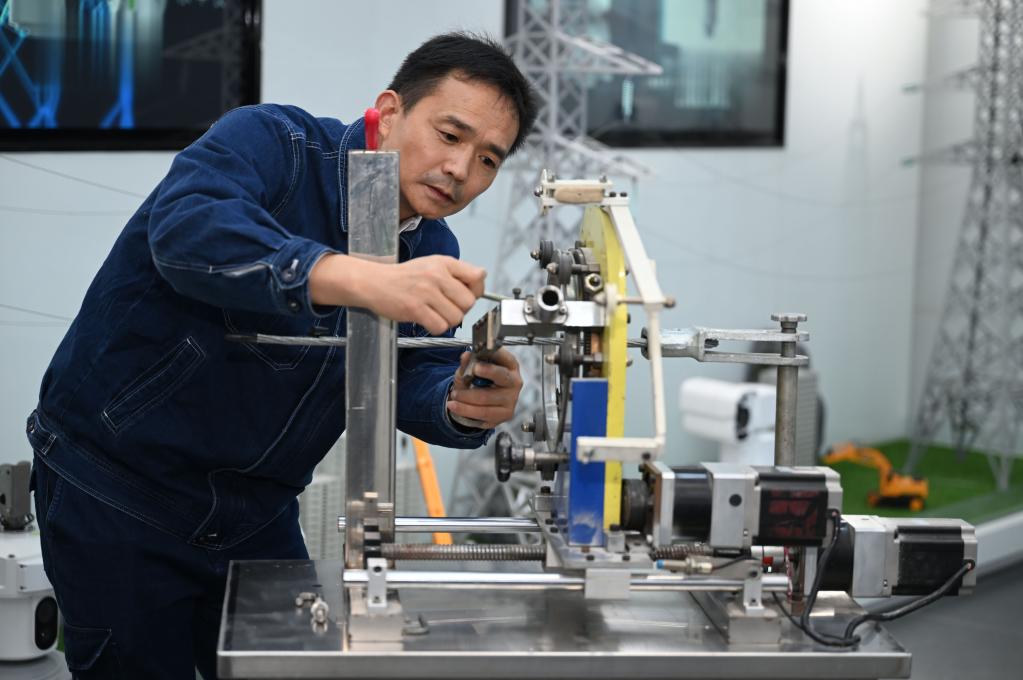 新華全媒+·二十大代表在基層丨廖志斌：宣講黨的二十大精神 守護輸電線(xiàn)路安全