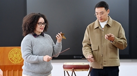 巴西姑娘鼓中說(shuō)唱“中國韻”