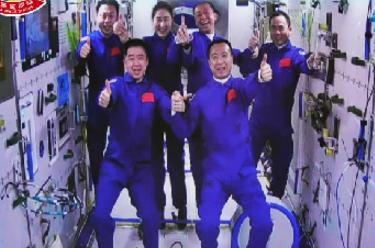 新華全媒+丨神舟十五號、神舟十四號乘組“太空會(huì )師”