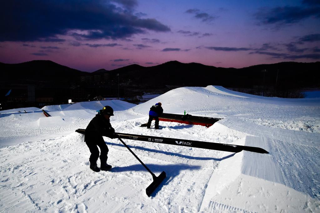 新華全媒+丨熱雪“燃”冬！這群人帶你“飛冰躍雪”