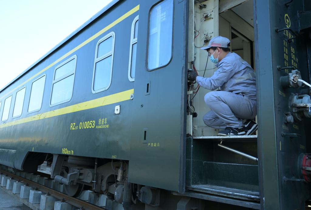 新華全媒+丨列車(chē)“體檢”迎春運