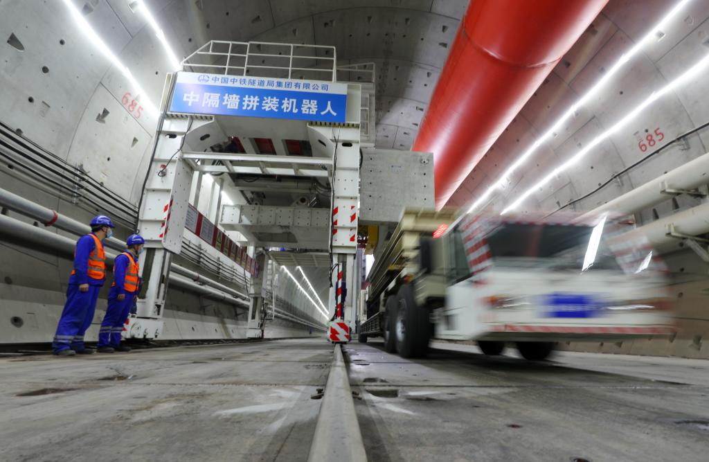 上海:自主研發(fā)智能設備助力 市域鐵路項目施工忙