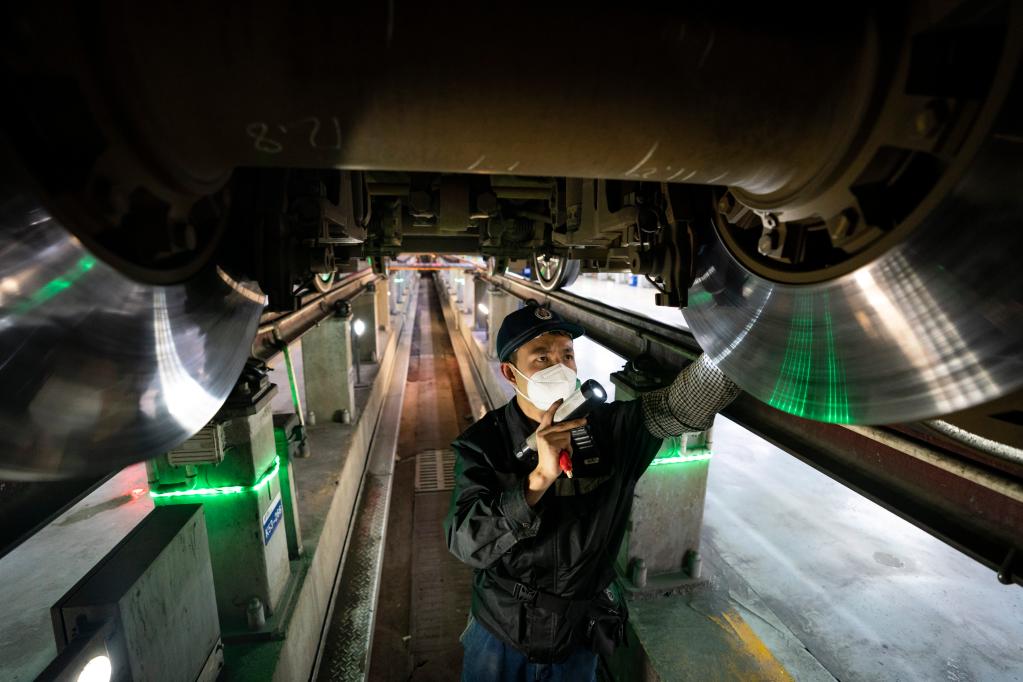 云南昆明：動(dòng)車(chē)組檢修迎春運