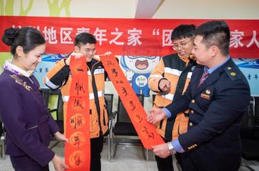 新春走基層丨鐵路宿舍里的新春聯(lián)歡會(huì )