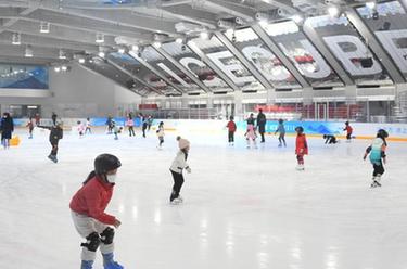 新華全媒＋丨雙奧場(chǎng)館里過(guò)大年——新春佳節在“冰立方”感受冰上運動(dòng)魅力