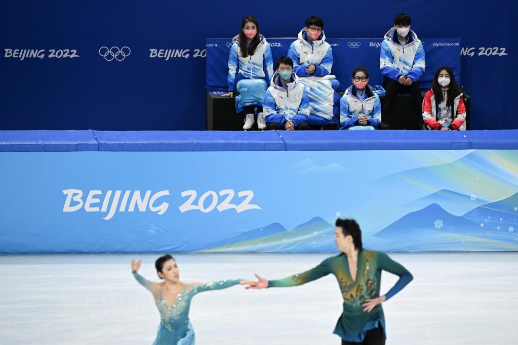 新華全媒+丨能滑冰會(huì )補冰，這個(gè)志愿者現在教滑冰