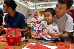 外國友人樂(lè )享中國元宵節