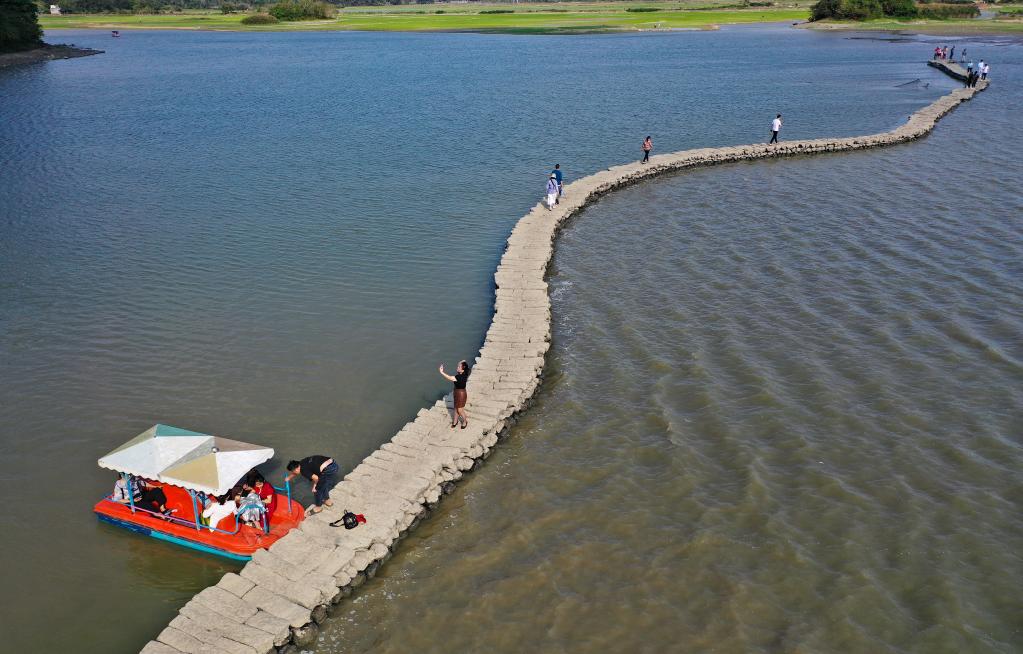 ?？诎倌?ldquo;蛇橋”浮春水