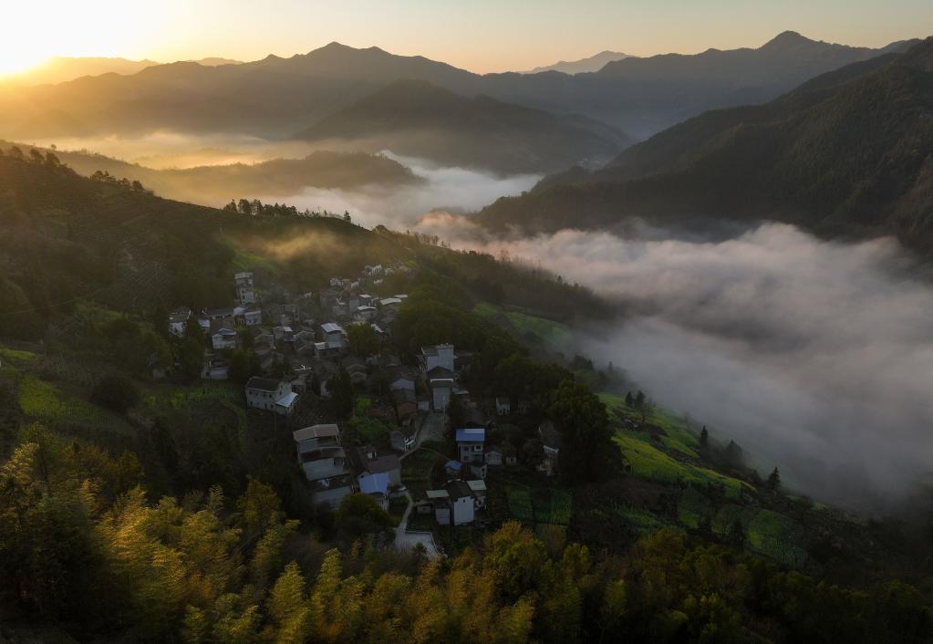 安徽歙縣:云繞山巒春色美