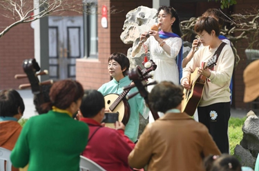 用音樂(lè )溫暖：社區里的音樂(lè )志愿服務(wù)隊