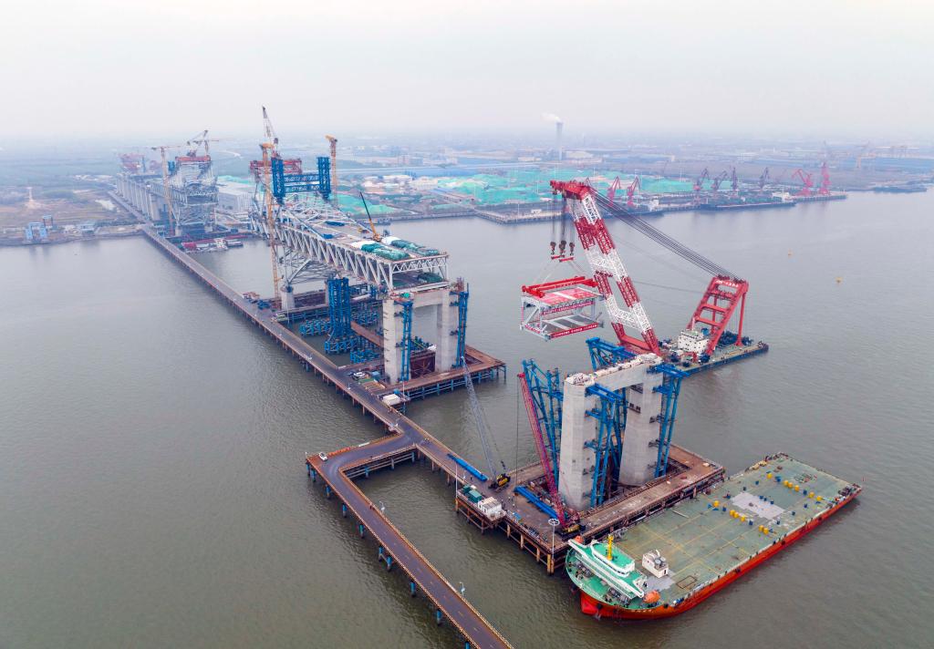 常泰長(cháng)江大橋主航道橋鋼桁梁架設全面展開(kāi)