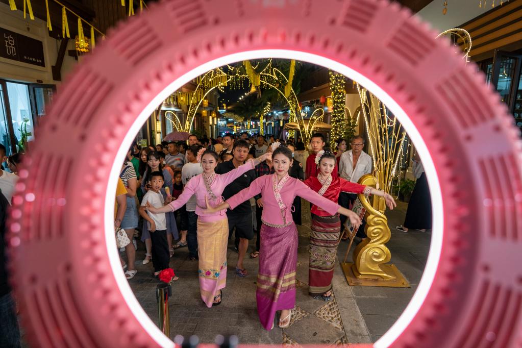 云南芒市：民族風(fēng)情點(diǎn)燃邊城“夜經(jīng)濟”