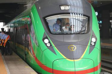 新華全媒+丨中老鐵路開(kāi)行國際旅客列車(chē)