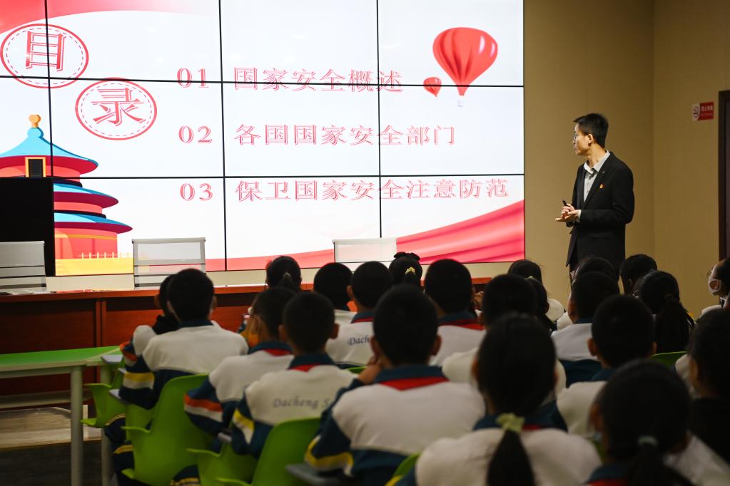 新華全媒+丨主題班會(huì )、禁毒宣傳、安全講座——全民國家安全教育日活動(dòng)進(jìn)校園