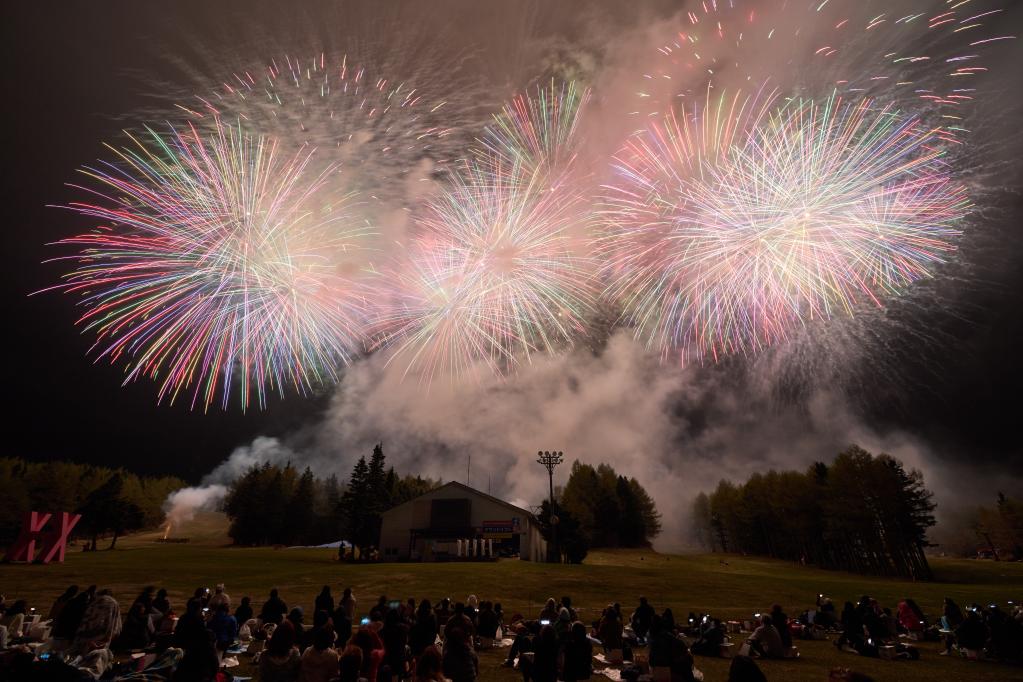 “絕景花火”煙花大會(huì )在日本山梨縣舉行