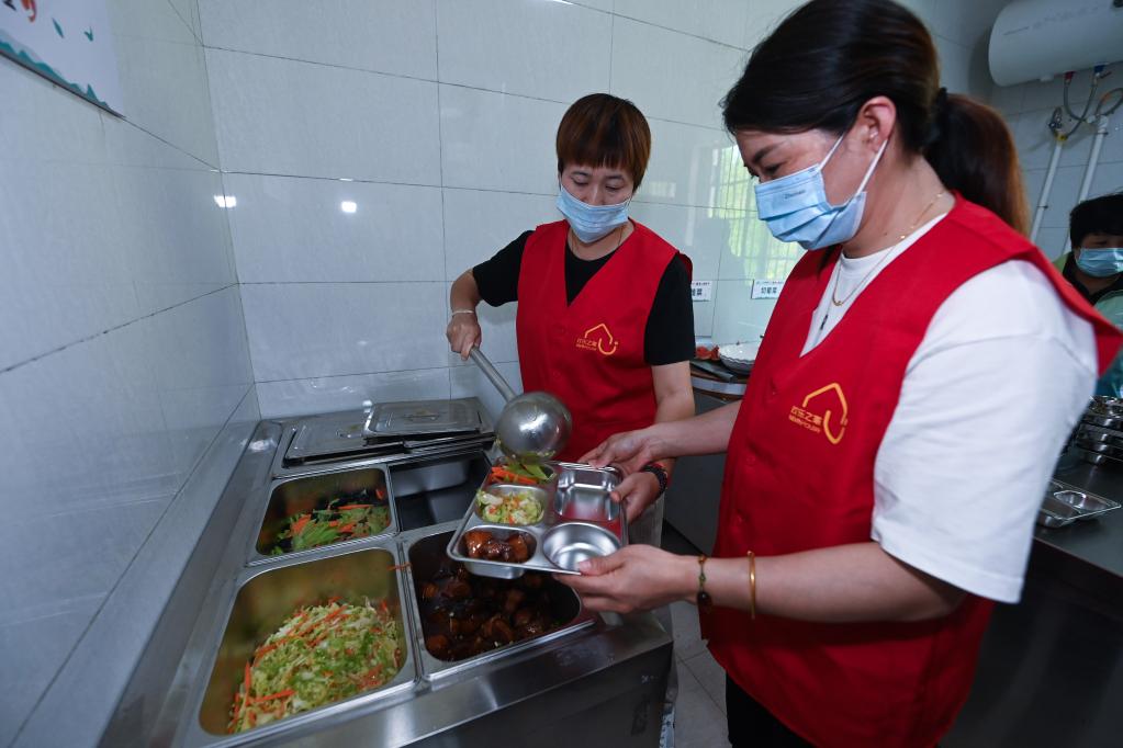 鄉村愛(ài)心食堂帶給老人家門(mén)口的“幸福味”