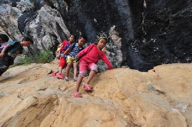 新華全媒＋丨11年過(guò)去了，那些爬懸崖天梯上學(xué)的孩子們長(cháng)大了