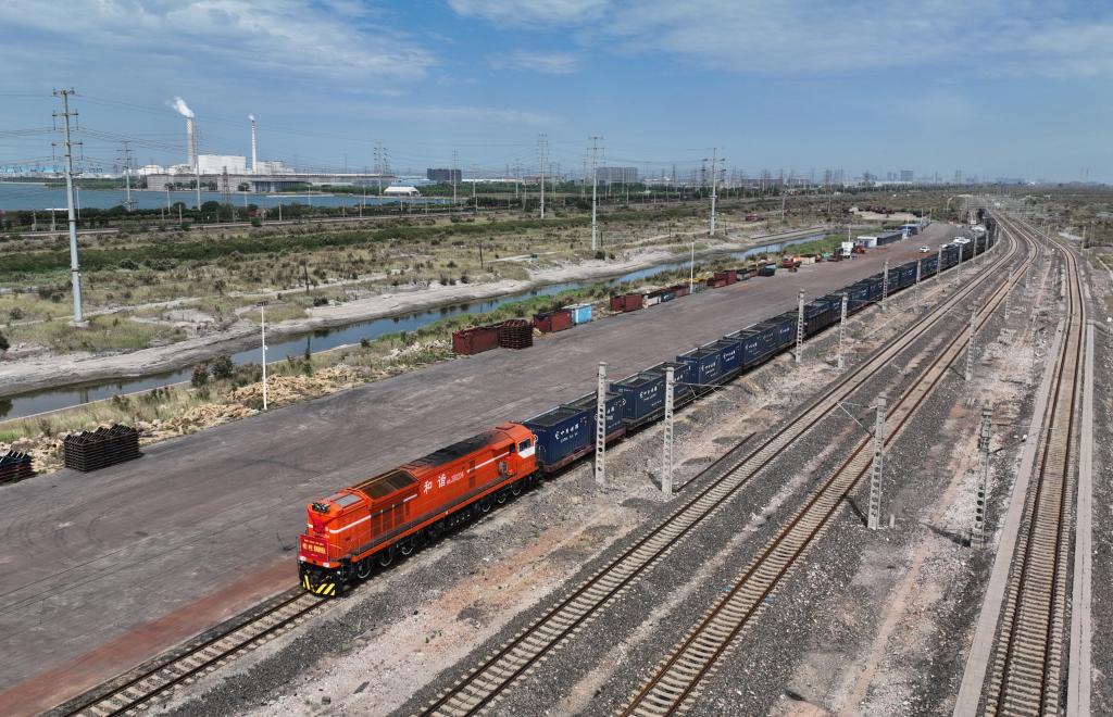 新華全媒＋丨河北曹妃甸港區迎來(lái)首列烏蘭巴托發(fā)出的中歐（中亞）班列