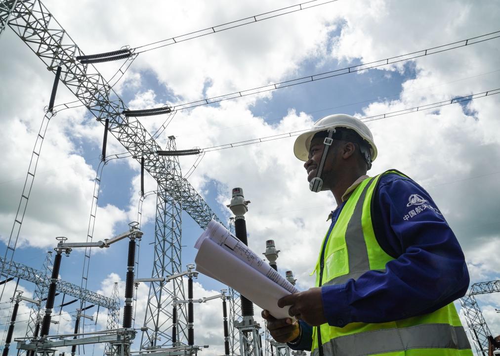 “一帶一路”故事繪丨在孔扎變電站，肯尼亞青年實(shí)現電氣工程師夢(mèng)想