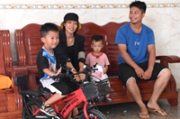 國道之行 從雪山奔向大海丨十五年了，那些住在茅草屋中的孩子們怎么樣了