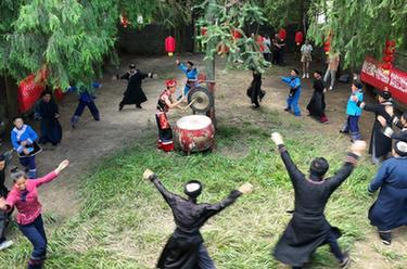 新華全媒＋丨“活化”非遺擺手舞 促進(jìn)鄉村振興