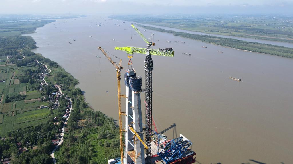 馬鞍山公鐵兩用長(cháng)江大橋南主塔首節段鋼塔順利吊裝