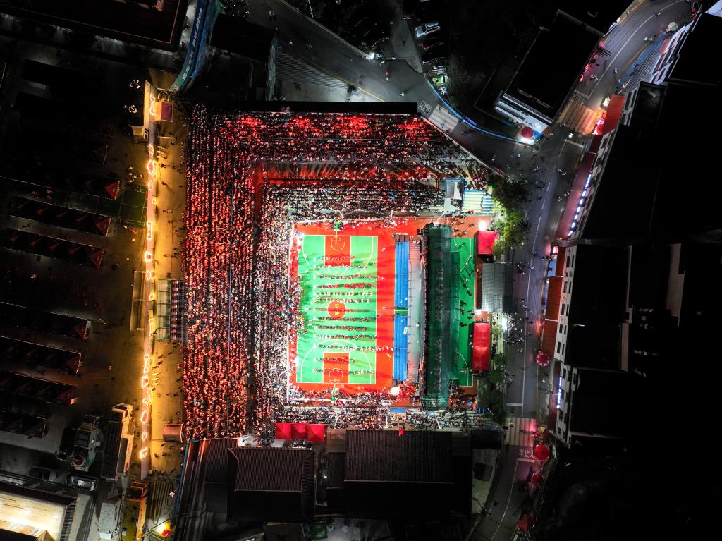 新華全媒+丨鄉村籃球賽“點(diǎn)燃”縣域經(jīng)濟