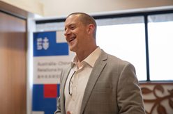 專(zhuān)訪(fǎng)：期待亞太經(jīng)濟合作組織成員加強區域經(jīng)濟一體化——訪(fǎng)澳大利亞經(jīng)濟學(xué)家羅震